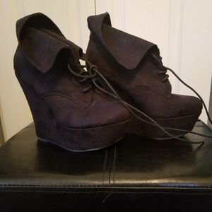 Breckelle's Black Platform Wedges